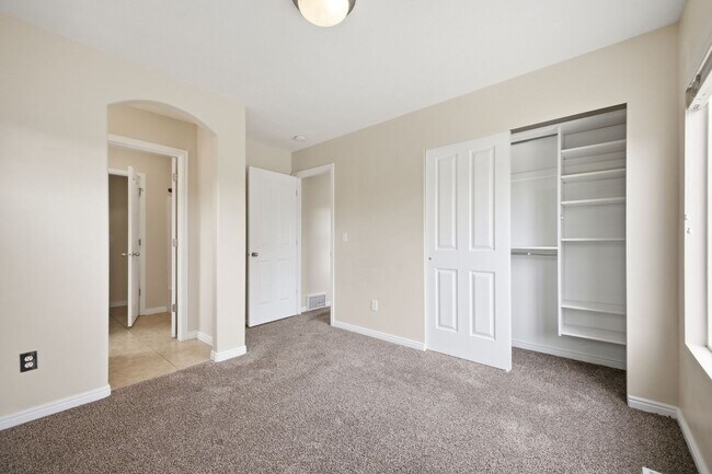 Building Photo - Spacious South Ogden Townhome w/ Garage