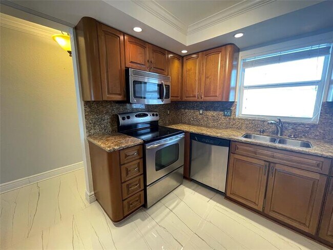 Building Photo - 1160 Hillsboro Mile