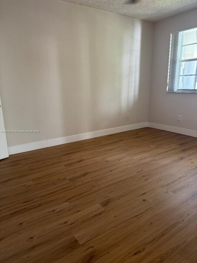 Building Photo - 3245 NE 184th St