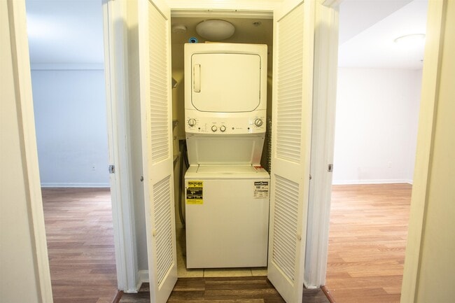 Building Photo - 171 Clifford St