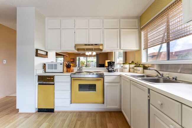 Building Photo - Lakeside, fully furnished, two bedroom, one bath townhome with enclosed garage.