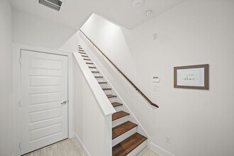 Building Photo - 2709 Clinton Dr