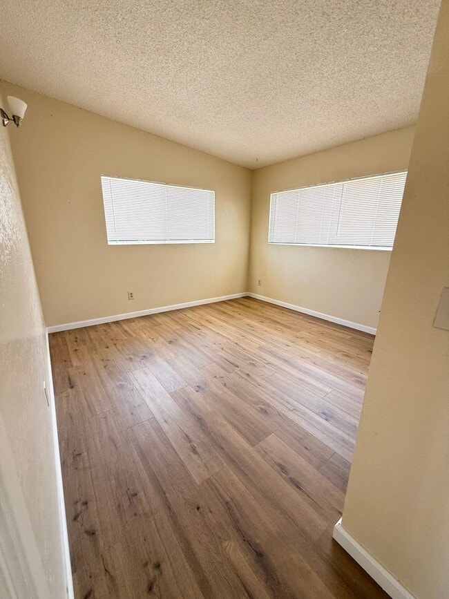 Building Photo - Move in ready/ 2 bedroom 1 bath