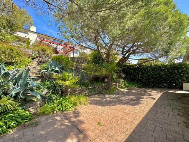 Building Photo - $1,950 - GORGEOUS TWO BEDROOM DUPLEX UNIT WITH GARAGE IN HAYWARD FOOTHILLS