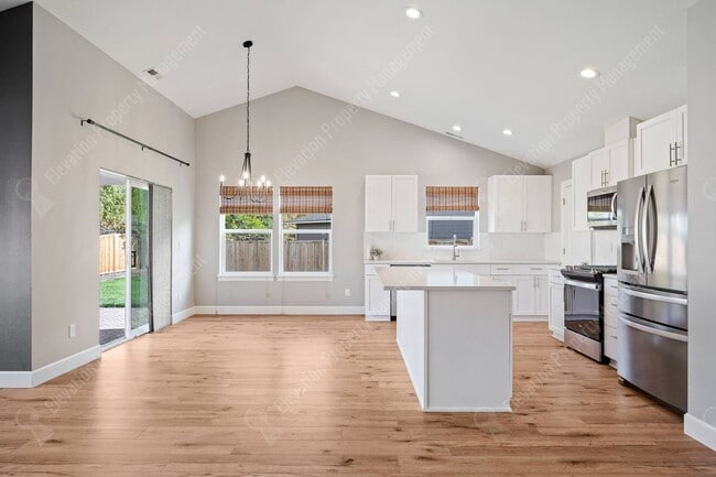 Building Photo - 3BR - 2BA Modern Living in a Quiet Cul-de-Sac