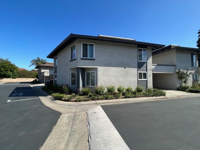 Building Photo - Beautifully Remolded 3 Bed 2.5 Bath Townhome!