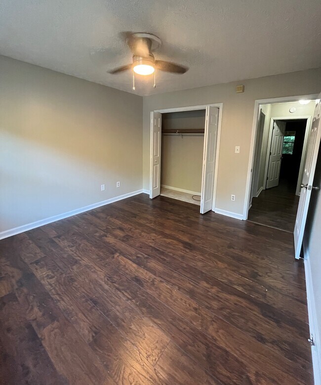 Main floor - 2nd bedroom, view of closet - 440 Williamsburg Way