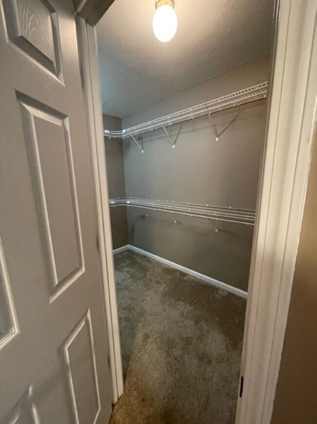 Building Photo - Knoxville 37932 - 4 bedroom, 2 bath home, ...