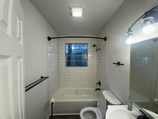 Building Photo - 1203 W Schwartz St