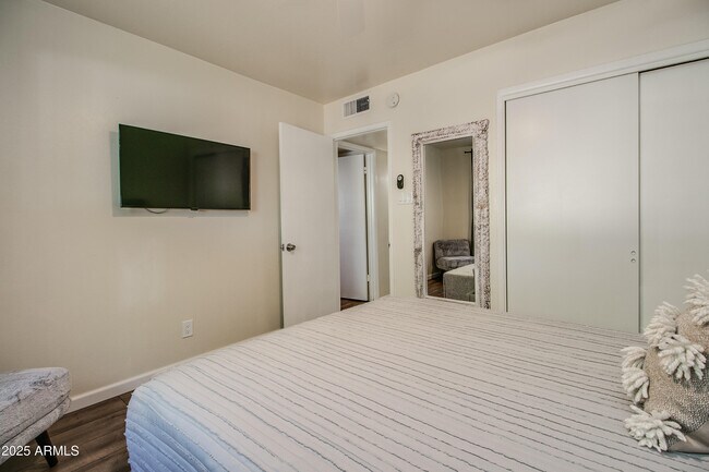 Building Photo - 3511 E Montecito Ave