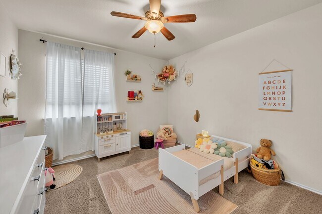 Building Photo - 4 bedroom/2 bath/2 Car Garage - Beautiful ...