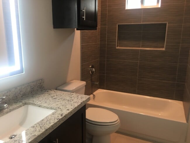 Building Photo - 1612 Deer Hls