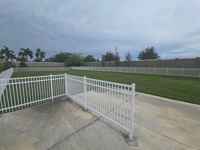 Building Photo - Gorgeous 3-Bedroom, 2-Bathroom Townhouse in Bradenton