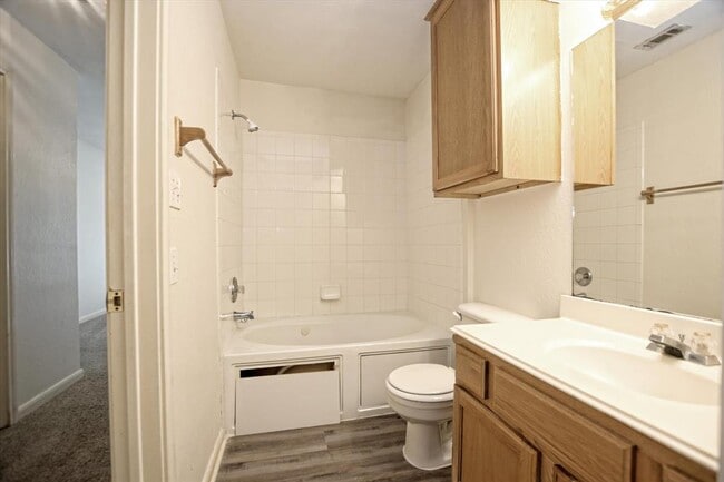 Building Photo - 101 S Mockingbird Cir