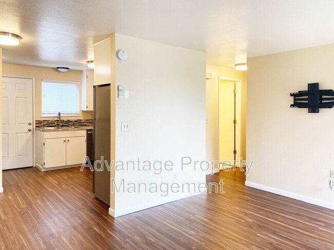 Building Photo - 588 NW Oak Ave