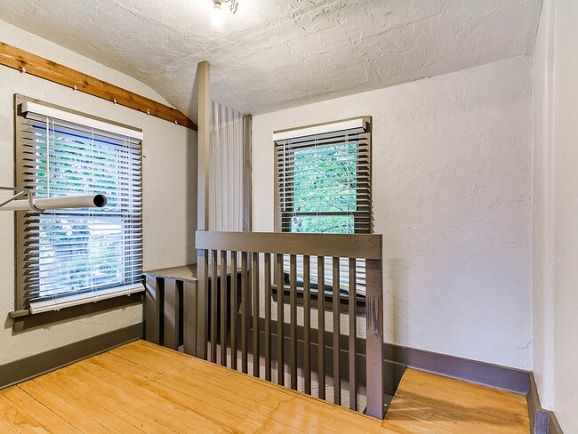 Building Photo - Unique with a Artsy Flare    1Bed + Flex Room /1.5 Bath in Edgemere Park