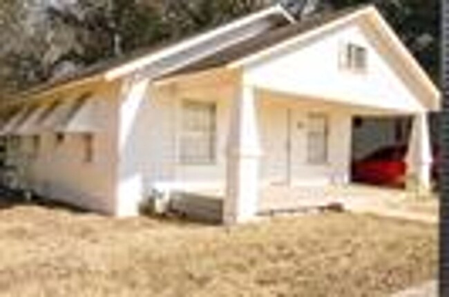 Building Photo - Very cute 2 bedroom 1 bath across the stre...