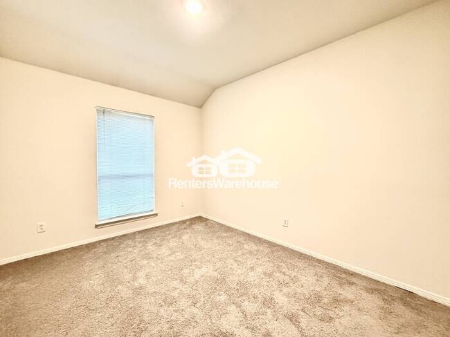Building Photo - Ready for Move-In! Established neighborhoo...