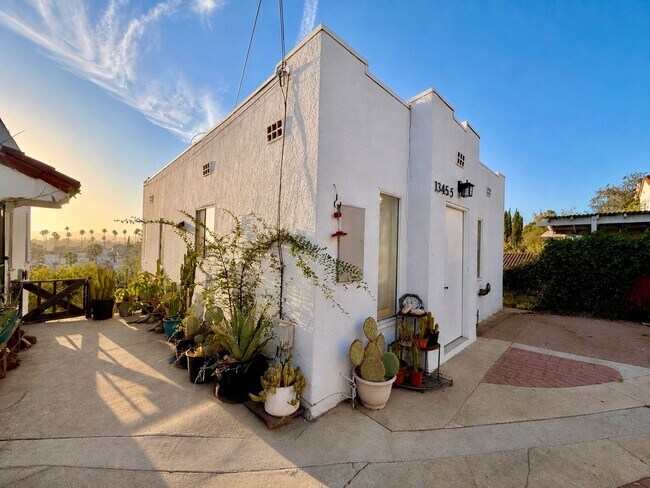 Building Photo - 1343 Quintero St