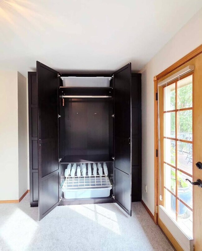 Building Photo - Gorgeous 4 Bed, 3 Bath Home w/ STUNNING RI...