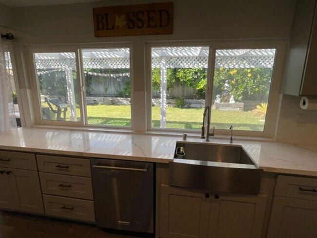 Building Photo - Light Bright 4 bedroom in Irvine
