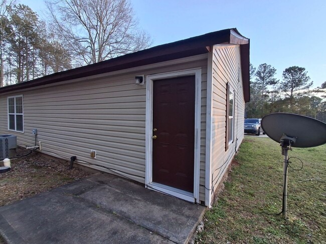 Building Photo - Cute Duplex Across from Putnam Primary School