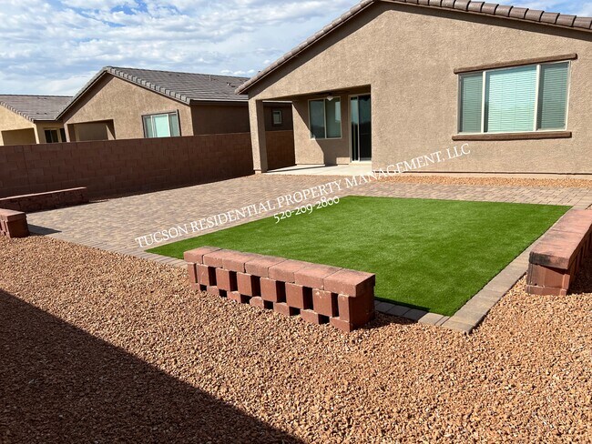 Building Photo - 13142 E Cembeline Ln