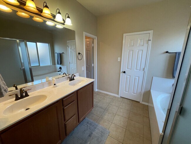 Building Photo - 6704 Golden Oak Ln