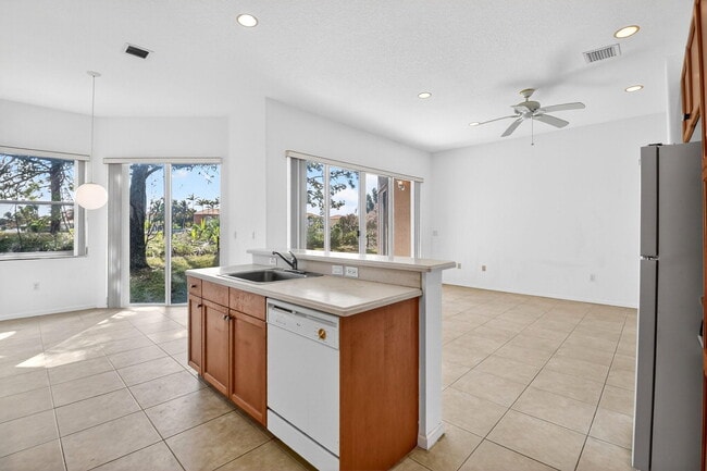 Building Photo - 2431 Westmont Dr