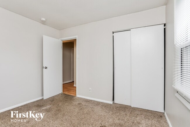 Building Photo - 1160 Spruce Dr