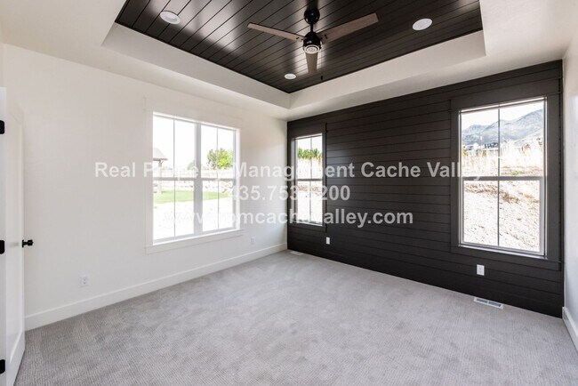 Building Photo - Gorgeous 3 br 2 bath home in Hyde Park! Ha...