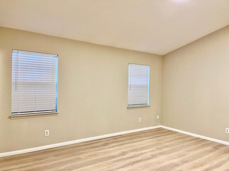 Building Photo - 4420 Eastpointe Dr