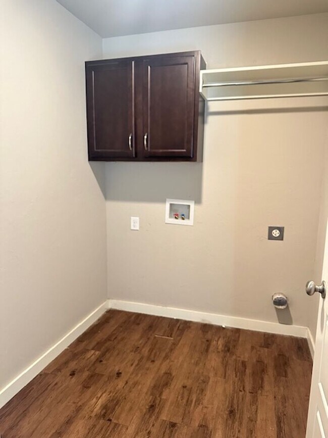 Building Photo - Beautiful 2 Story Duplex - Edmond Schools - Open Concept