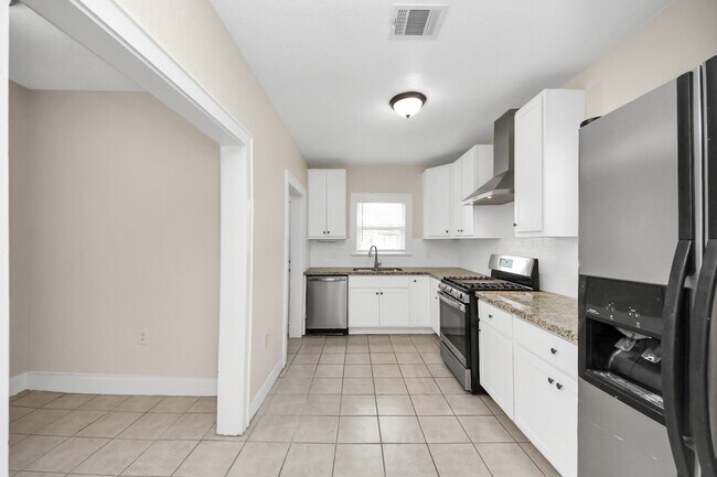 Building Photo - 2622 Rosedale St