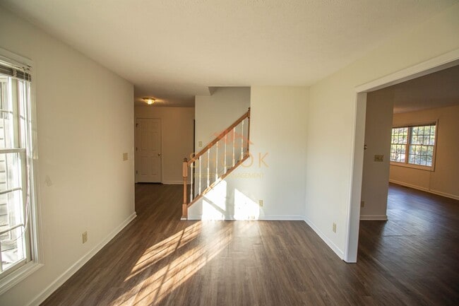 Building Photo - LARGE CONDO UNIT CLOSE TO CAMPUS - Available mid June