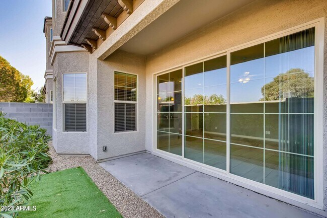 Building Photo - 3043 N 33rd Pl