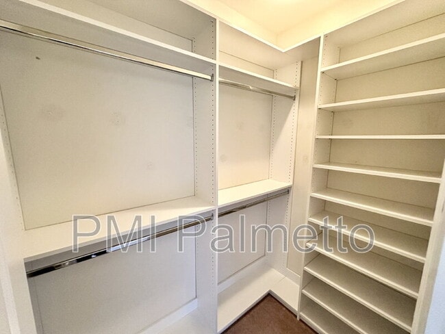 Building Photo - 120 Breezes Dr