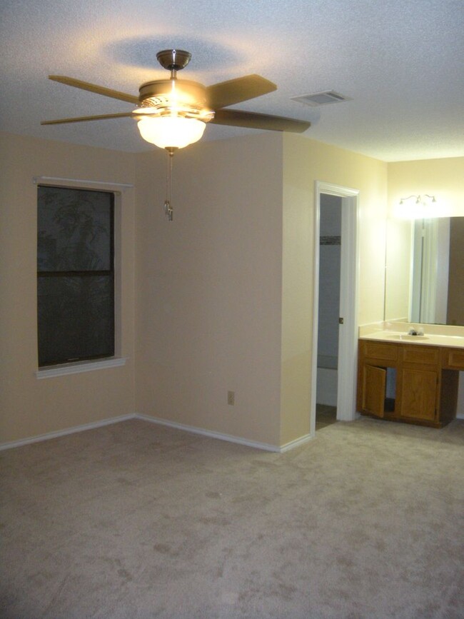 Building Photo - Milwood - Spacious  4 Bedroom - Apple - Or...