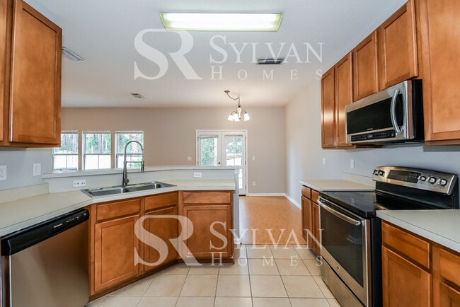 Building Photo - Welcome home to this stunning 4 bedroom, 3 bathroom home!