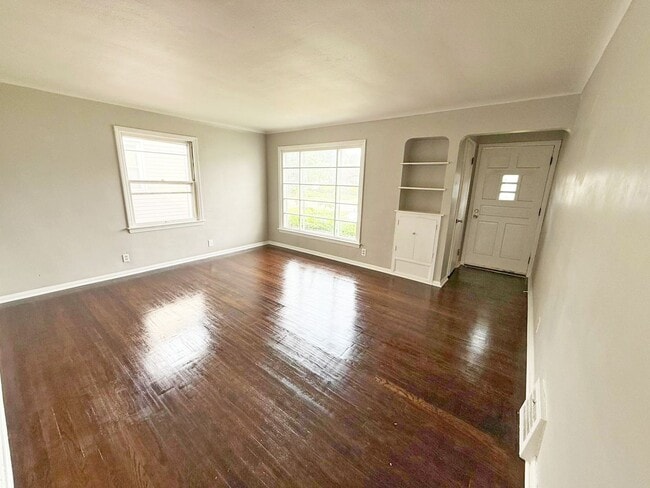Building Photo - 3 BED 1 BATH BEAUTIFUL SINGLE FAMILY HOME ...