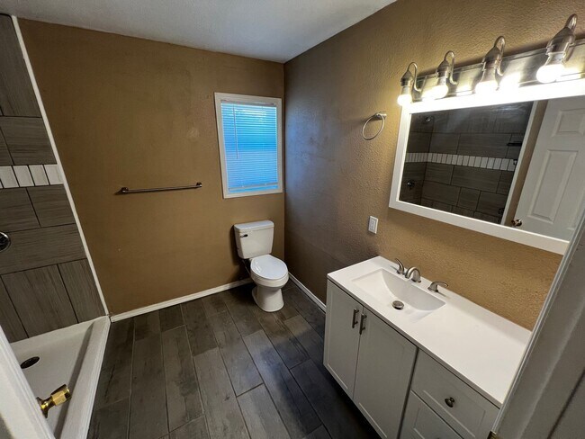 Building Photo - 2036 S Roosevelt Rd 6