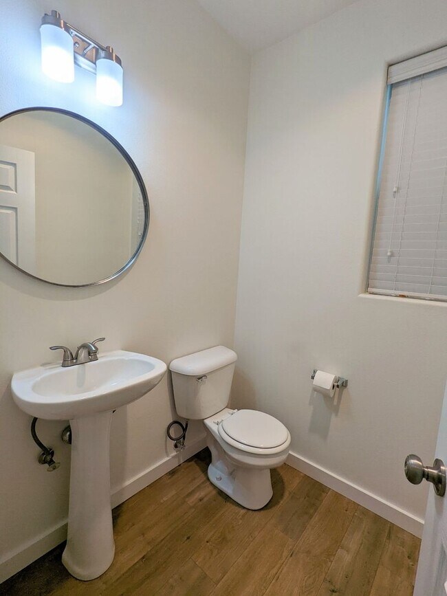 Building Photo - Beautiful Beaverton Townhouse Available Now!