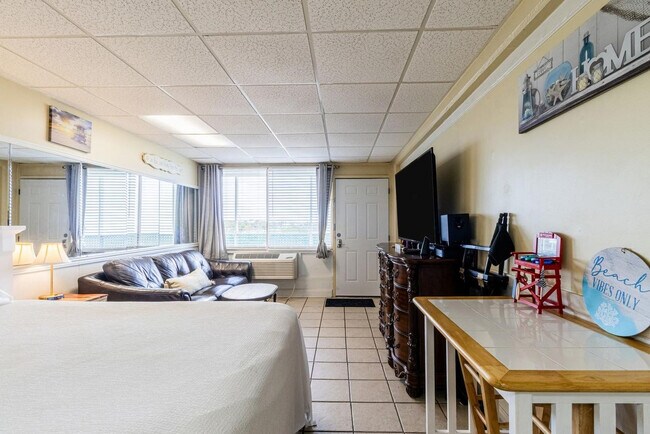 Building Photo - 14401 Front Beach Rd