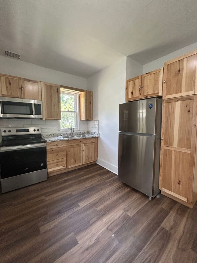 Building Photo - Charming Character-Filled Home Near Little Bohemia!