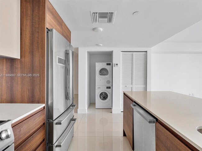 Building Photo - 9261 E Bay Harbor Dr