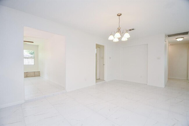 Building Photo - 9806 Larston St
