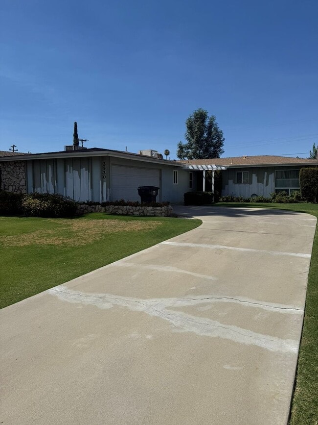 Building Photo - Charming Bakersfield Home with Modern Upgr...