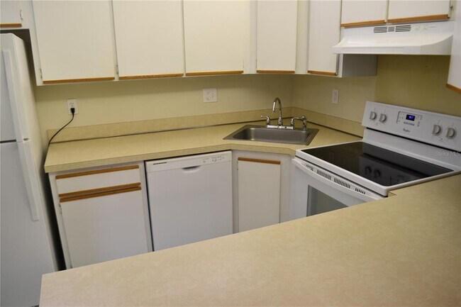 Building Photo - 2522 Pine Ridge Way S