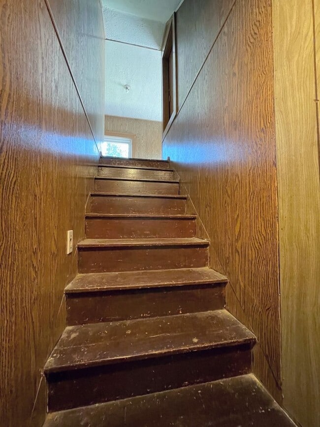 Building Photo - Spacious 3-Bedroom, 1.5 Bathroom Home