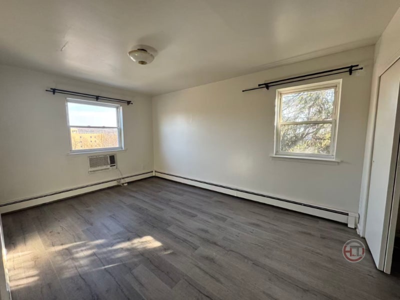 Building Photo - 5626 Sylvan Ave